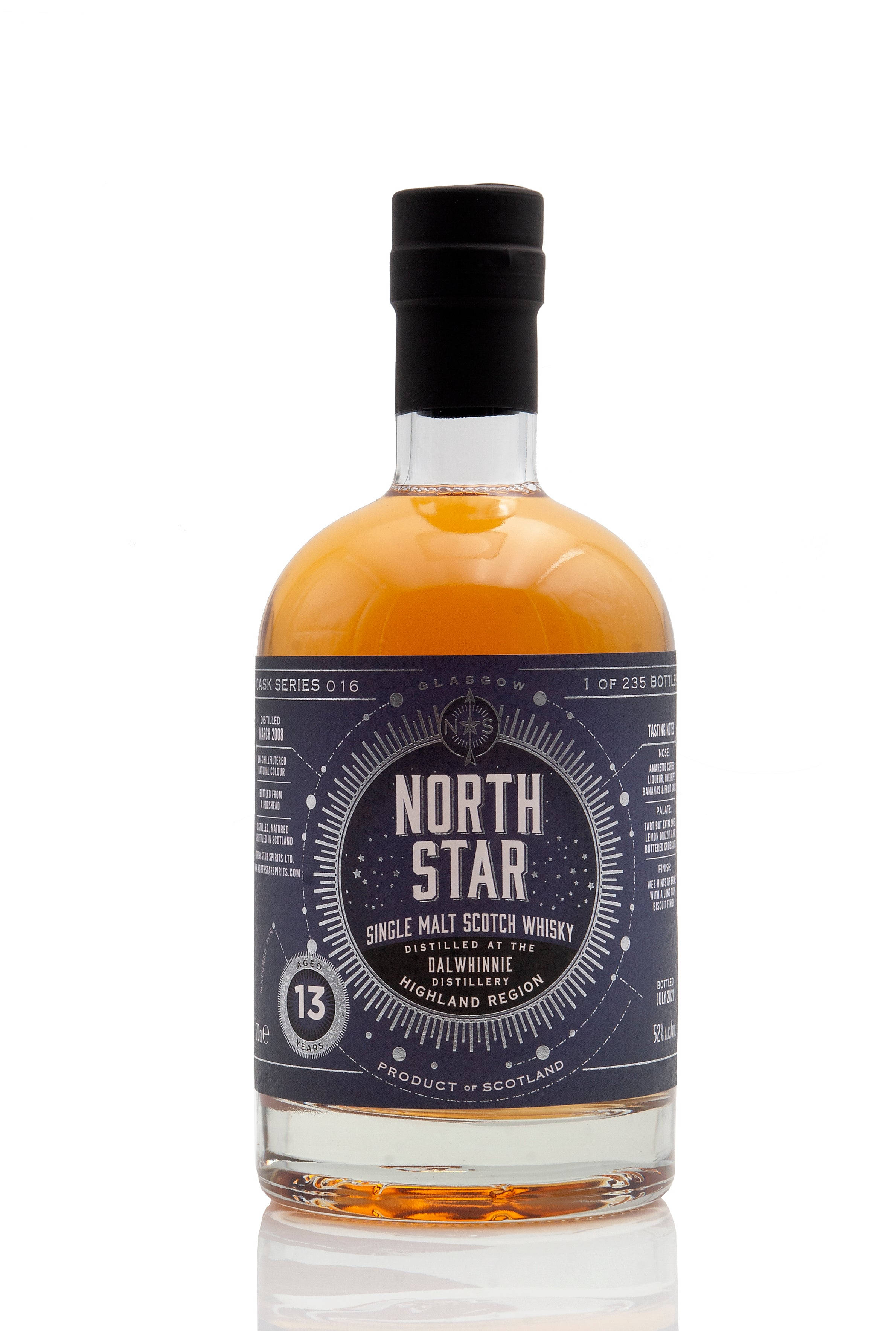 bottle 桌布 壁紙 — 一瓶設計時尚的North Star 13年單一麥芽蘇格蘭威士忌，帶有深色標籤和琥珀色液體，在白色背景上獨立展示並帶有倒影。