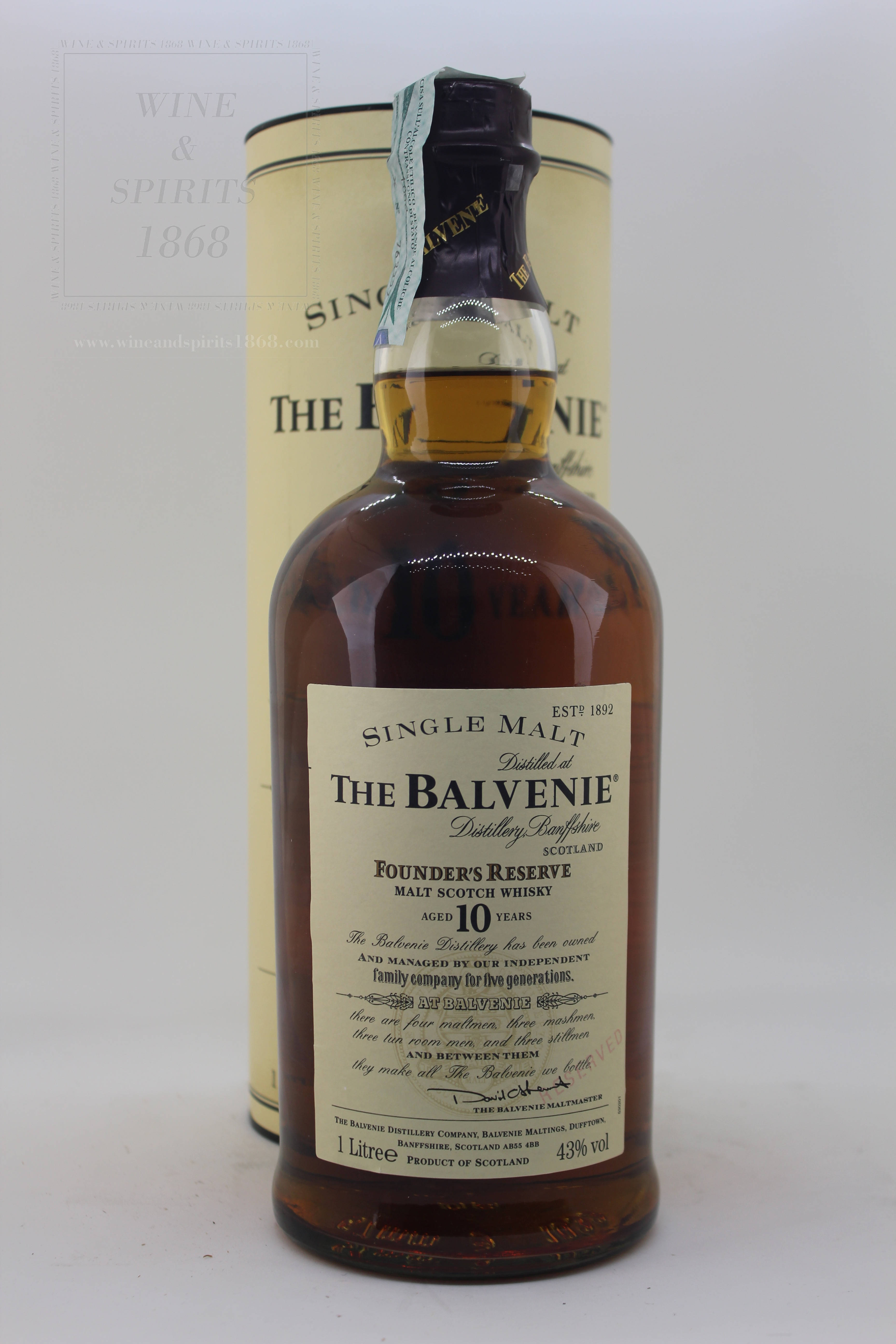 Drink 桌布 壁紙 — 一瓶豐富琥珀色的The Balvenie 10 Year Old Founder's Reserve單一麥芽威士忌，旁邊是其奶油色的圓柱形盒子，背景為純白色。