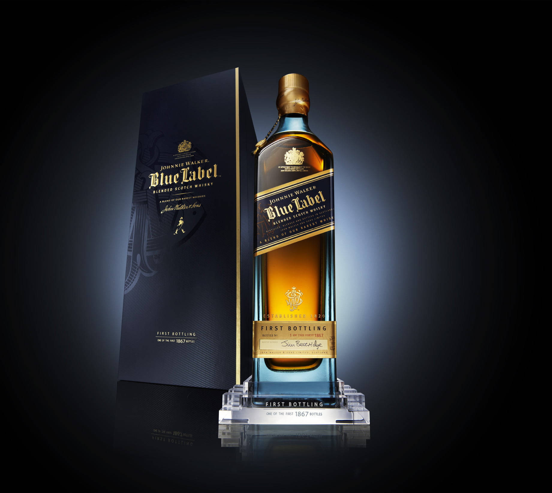 bottle 桌布 壁紙 — 一瓶豪華的Johnnie Walker Blue Label威士忌酒瓶和盒子優雅地展示在反光表面上，背景為深色漸變。