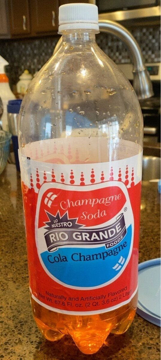 Drink 桌布 壁紙 — 一瓶透明塑膠瓶的Rio Grande Cola Champagne汽水放在廚房檯面上，表面可見冷凝水滴。
