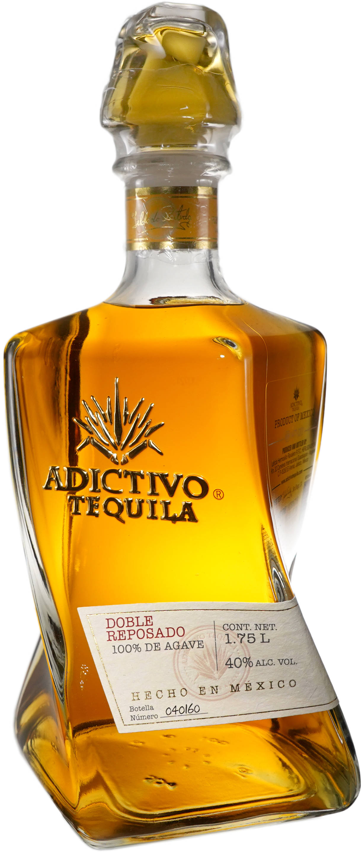 iPhone 桌布 壁紙 — 一瓶透明玻璃瓶的Adictivo Tequila Doble Reposado，帶有金色琥珀色液體和金色箔紙頸封。