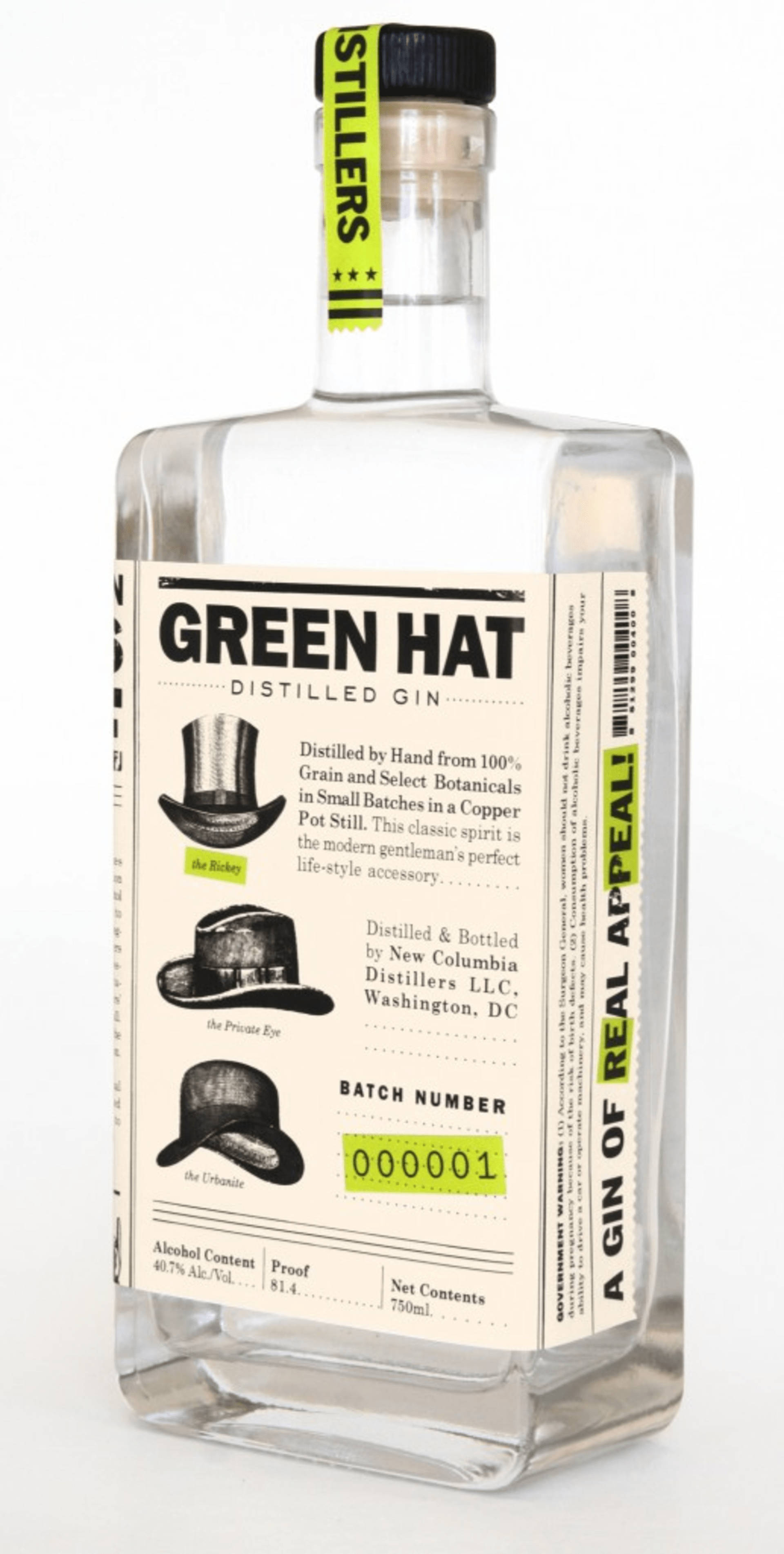 alcohol 桌布 壁紙 — 一瓶透明玻璃瓶裝的 Green Hat Distilled Gin，帶有極簡標籤，上面有三頂帽子的插圖和粗體字體，背景為白色。