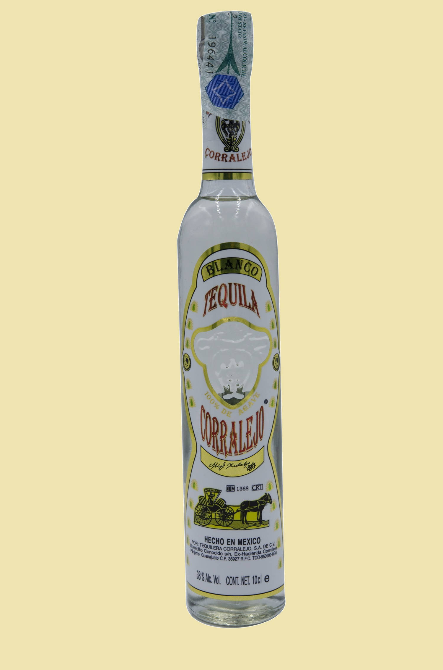 cocktail 桌布 壁紙 — 一瓶透明的 Corralejo Blanco 龍舌蘭酒，居中放置在淡黃色背景上，帶有詳細標籤。