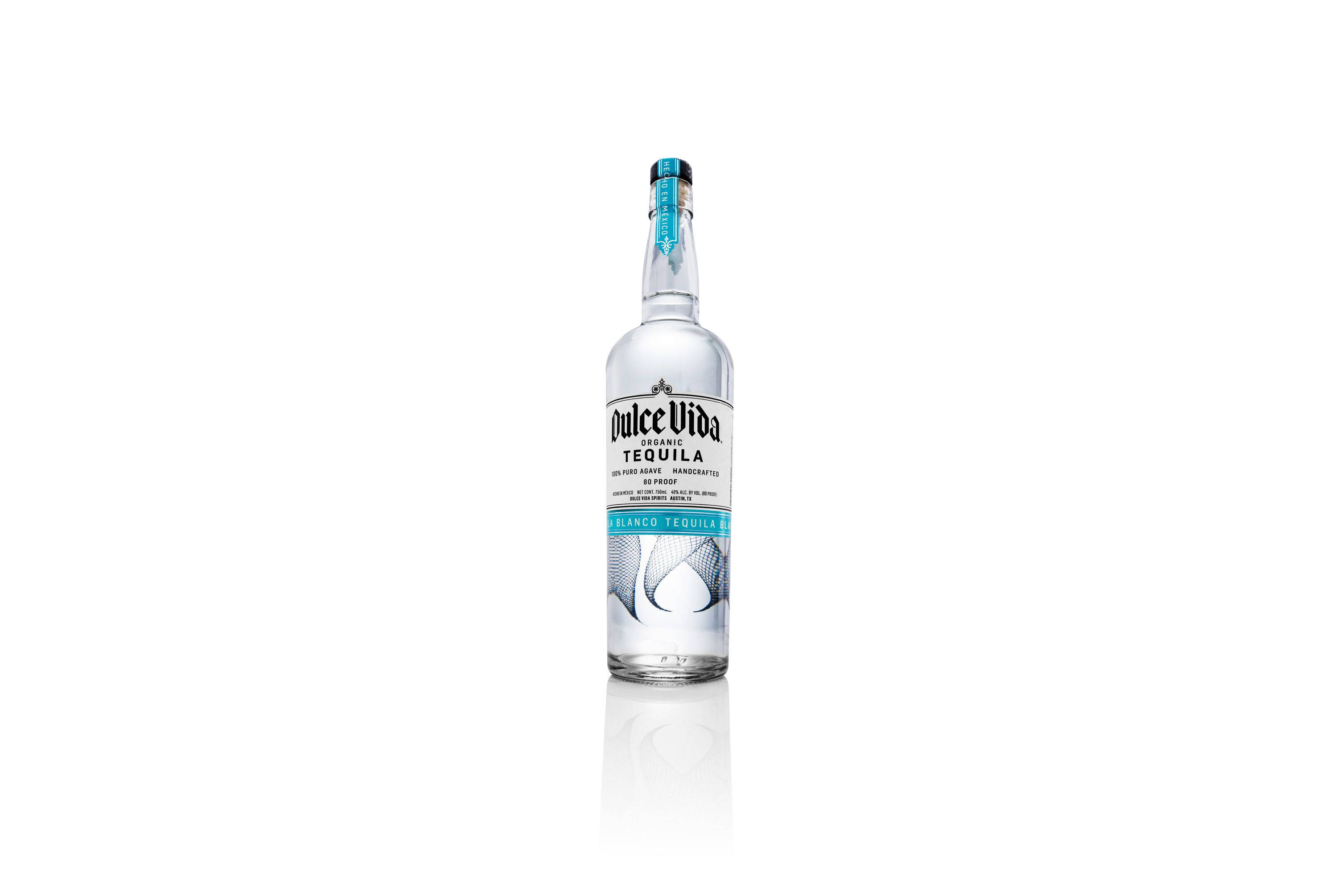 cocktail 桌布 壁紙 — 一瓶透明的 Dulce Vida Blanco Tequila 酒瓶置於白色反光表面中央，搭配極簡的攝影棚燈光。