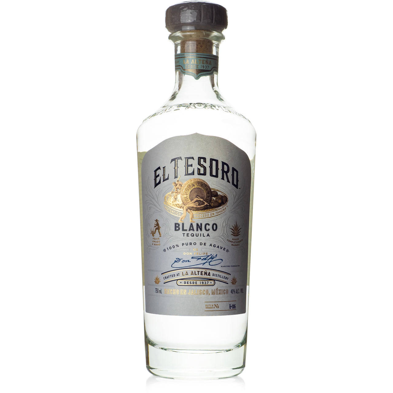 bottle 桌布 壁紙 — 一瓶透明的 El Tesoro Blanco Tequila 玻璃瓶，居中放置在純白背景上，展示其優雅的銀色標籤和深色瓶蓋。