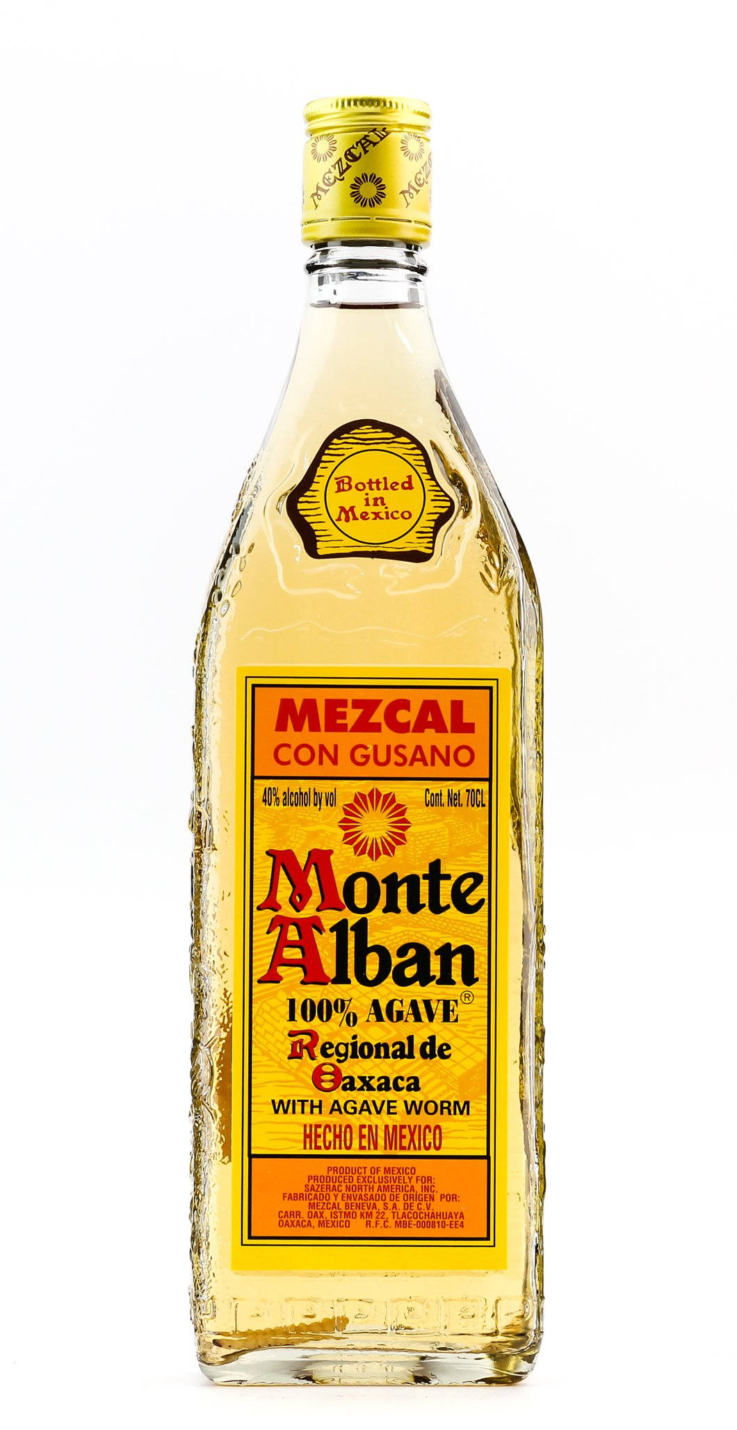 Drink 桌布 壁紙 — 一瓶透明的 Monte Alban Mezcal con Gusano 玻璃瓶，帶有龍舌蘭蟲標籤，立在白色背景前。