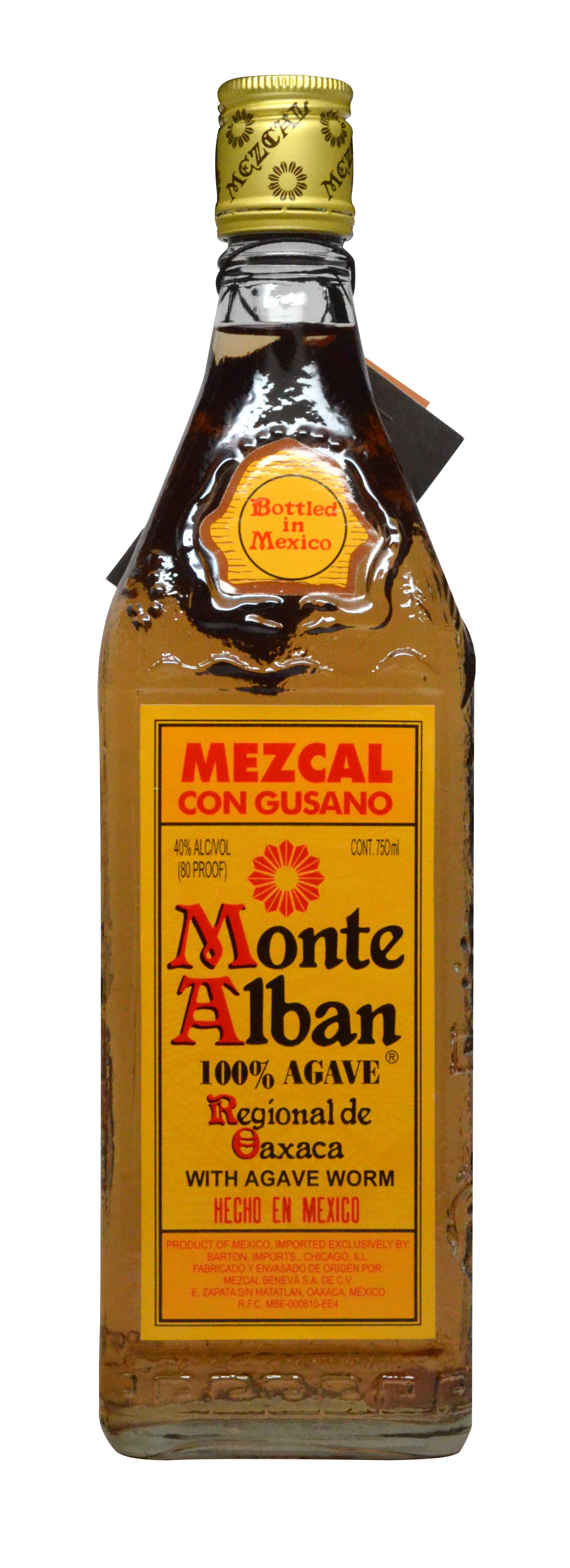 飲料 桌布 壁紙 — 一瓶透明的 Monte Alban 梅斯卡爾酒玻璃瓶，帶有龍舌蘭蟲標籤，立在白色背景前。