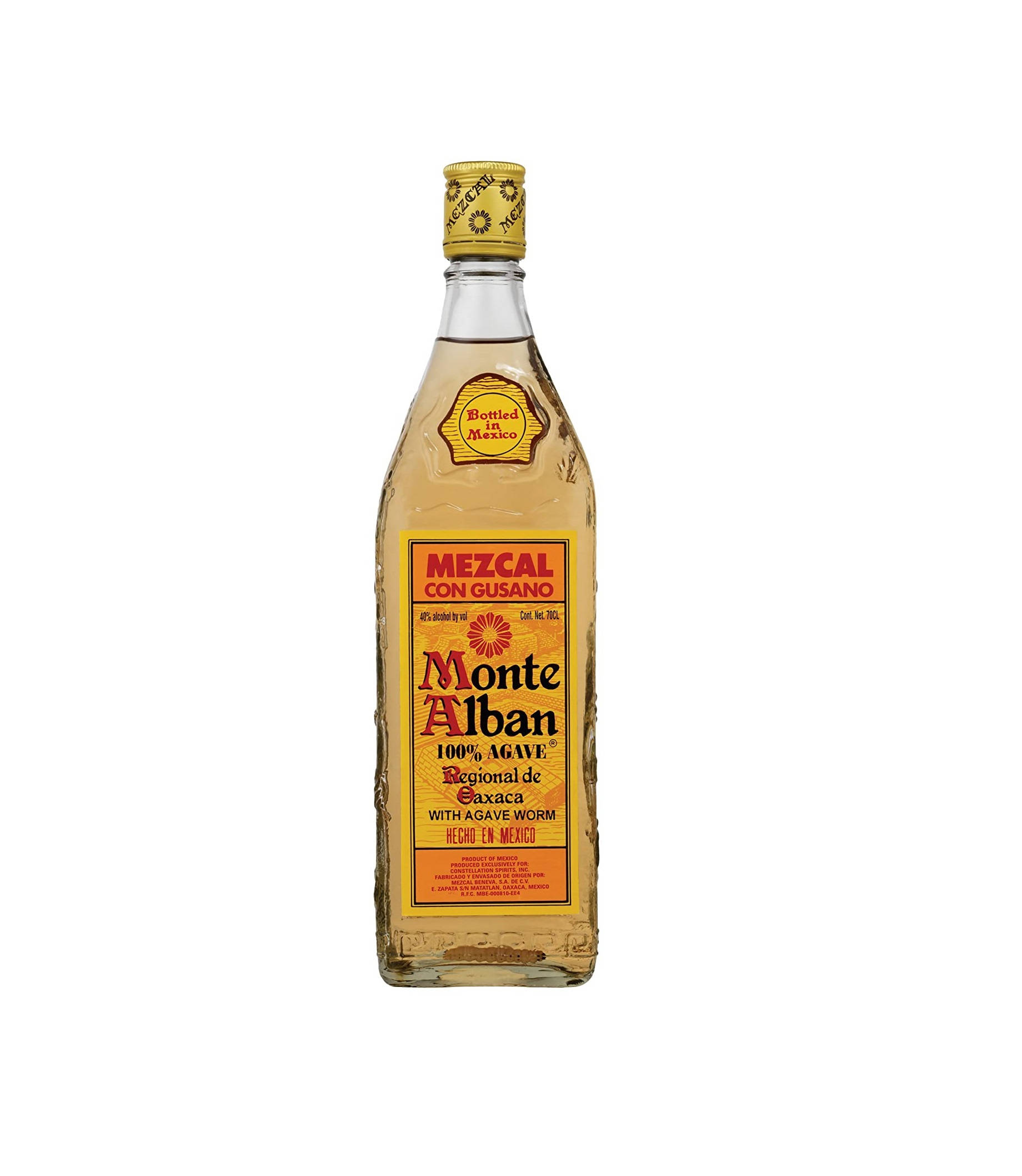 Drink 桌布 壁紙 — 一瓶透明的 Monte Alban 梅斯卡爾酒，內有龍舌蘭蟲，放在純白色背景前。