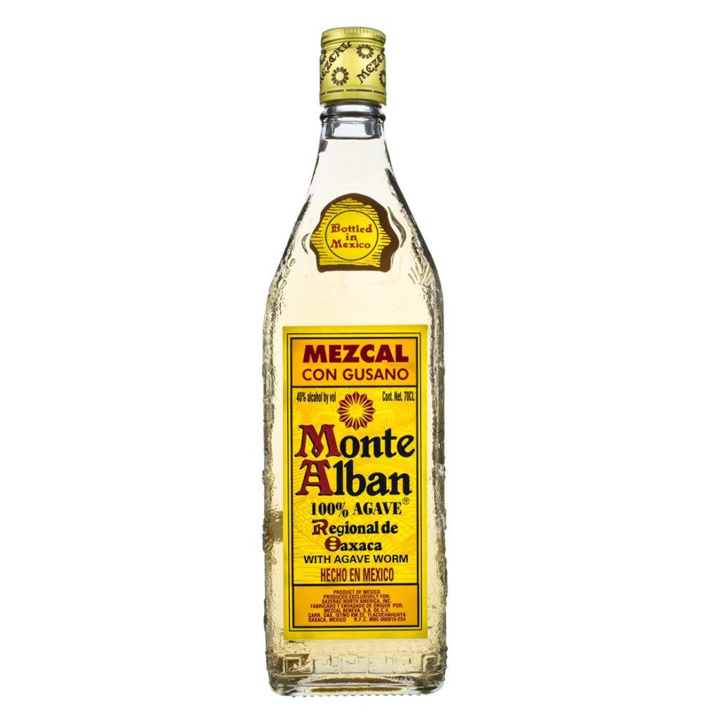 Drink 桌布 壁紙 — 一瓶透明的 Monte Alban Mezcal con Gusano 玻璃瓶，帶有龍舌蘭蟲標籤，立在純白色背景前。
