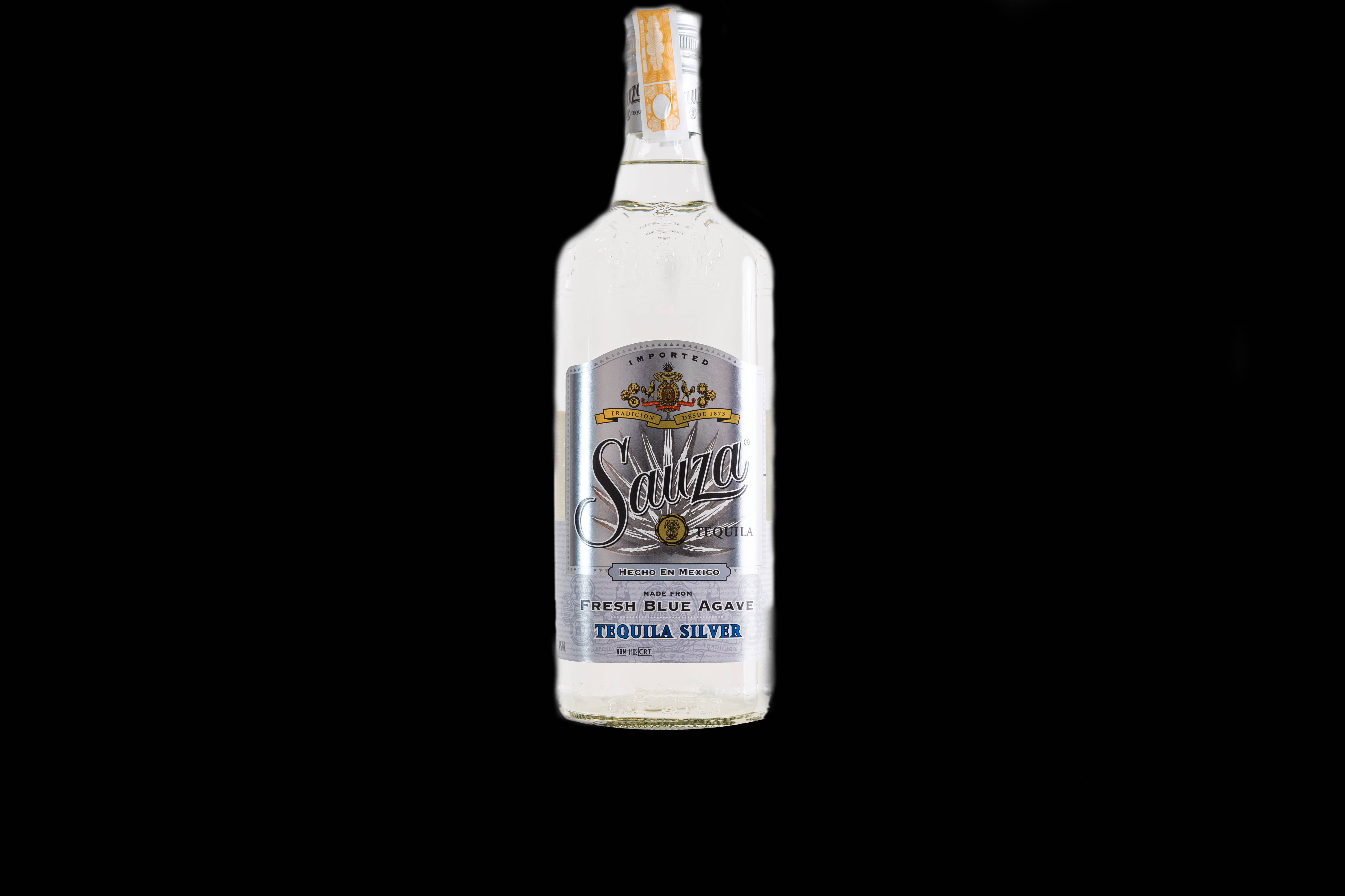 alcohol 桌布 壁紙 — 一瓶透明的 Sauza Tequila Silver 酒瓶置於純黑背景中央，銀色標籤在攝影棚燈光下閃閃發光。