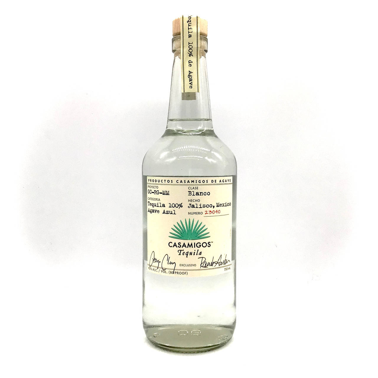 bottle 桌布 壁紙 — 一瓶透明的Casamigos Blanco龍舌蘭酒玻璃瓶，置於純白色背景中央，帶有柔和陰影。