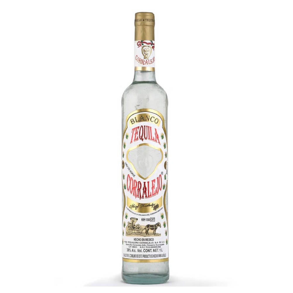 墨西哥 桌布 壁紙 — 一瓶透明的Corralejo Blanco Tequila玻璃瓶直立於純白背景上，帶有金色和紅色的標籤細節。