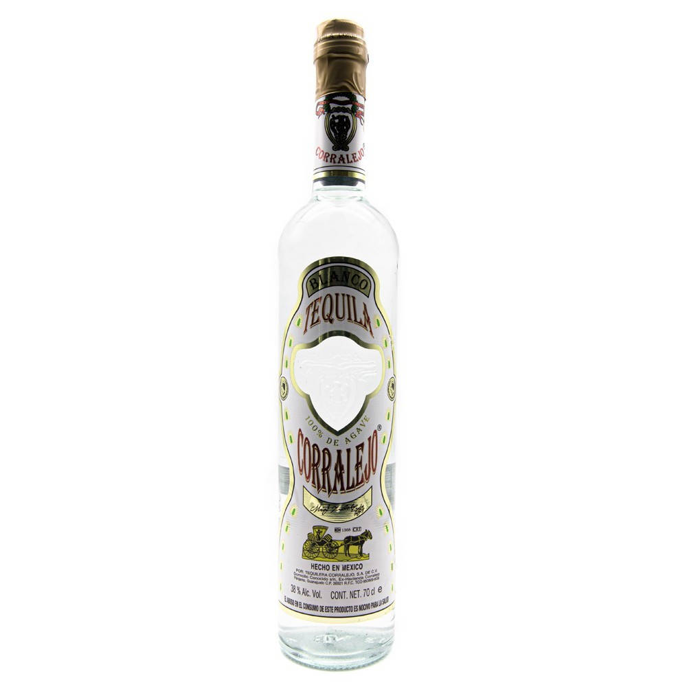 Drink 桌布 壁紙 — 一瓶透明的Corralejo Blanco Tequila孤立在純白背景上，展示其優雅標籤和金色箔蓋。