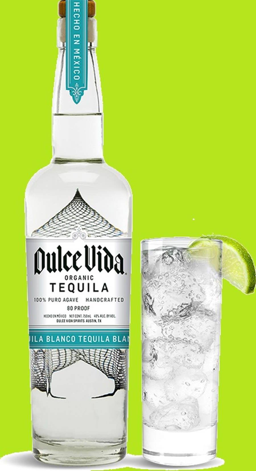 cocktail 桌布 壁紙 — 一瓶透明的Dulce Vida有機龍舌蘭白蘭地酒放在一個裝有冰塊和萊姆角的玻璃杯旁邊，背景是明亮的萊姆綠色。