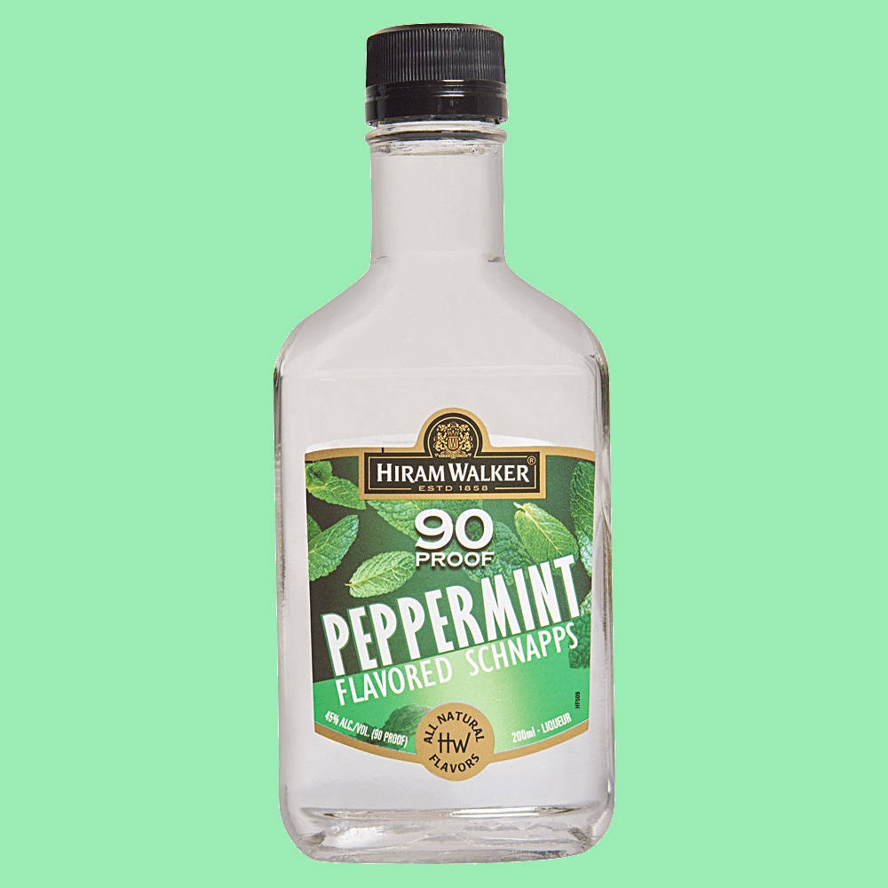 alcohol 桌布 壁紙 — 一瓶透明的Hiram Walker 90 proof薄荷甜酒玻璃瓶，居中放置在純薄荷綠背景上。