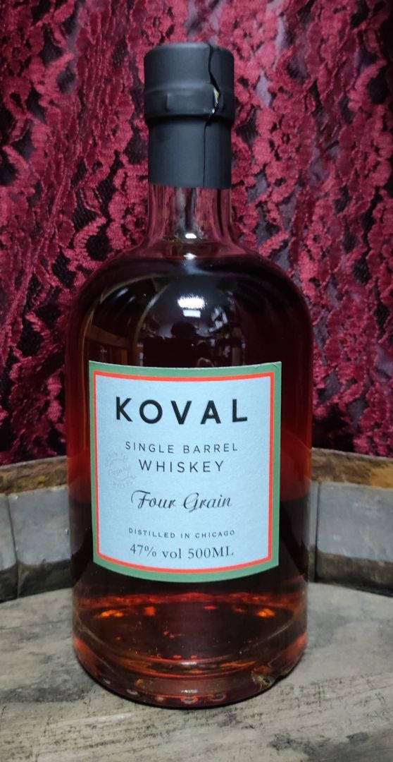 drinks 桌布 壁紙 — 一瓶透明的Koval Four Grain威士忌玻璃瓶放在風化的木質表面上，背景是深紅色蕾絲。
