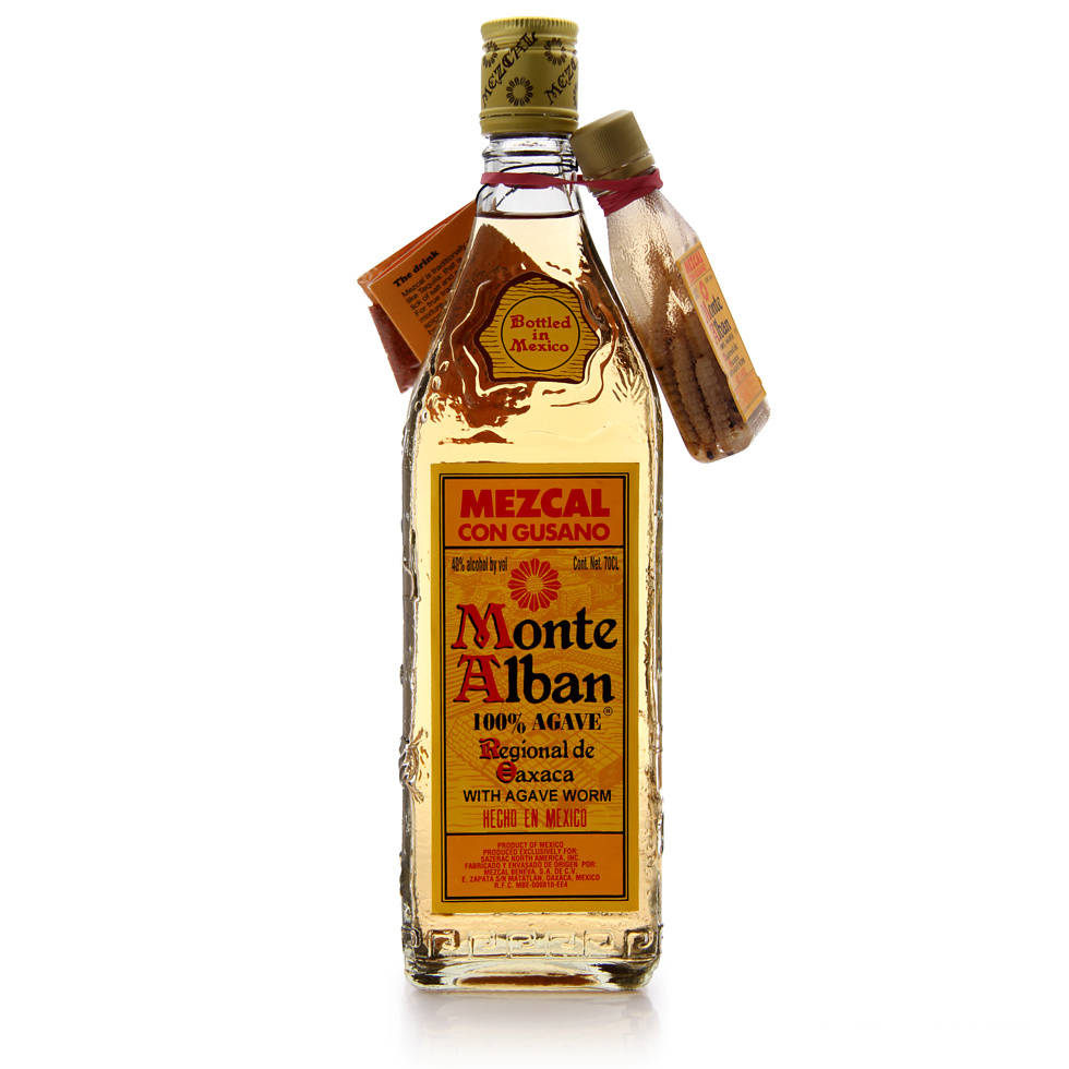 bottle 桌布 壁紙 — 一瓶透明的Monte Alban Mezcal con Gusano，帶有龍舌蘭蟲和標籤，背景為白色。