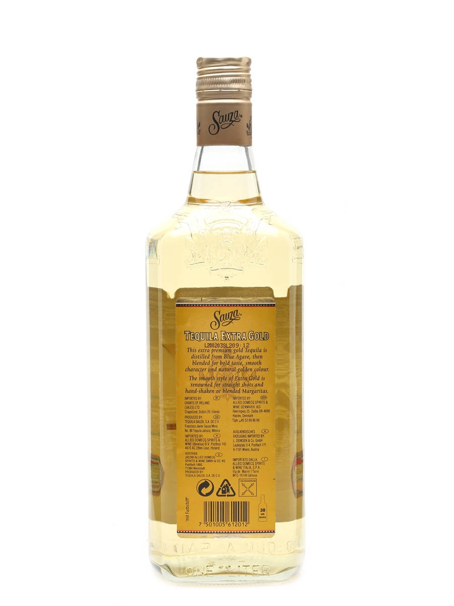 高清 桌布 壁紙 — 一瓶透明的Sauza Tequila Extra Gold玻璃瓶直立於純白背景前，展示其金色液體和詳細標籤。