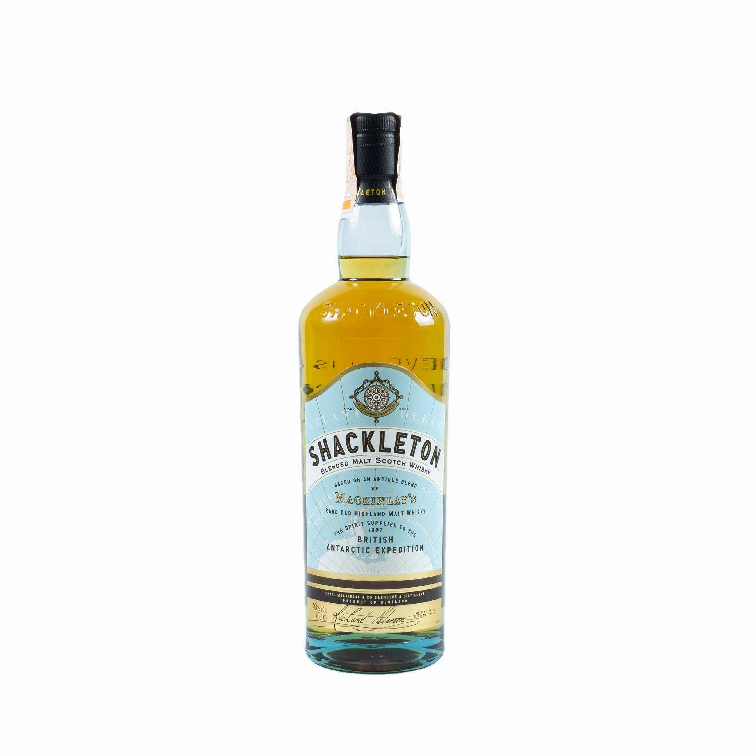 Drink 桌布 壁紙 — 一瓶透明的Shackleton Blended Malt Scotch Whisky，帶有金色液體和復古南極探險標籤，背景為白色。
