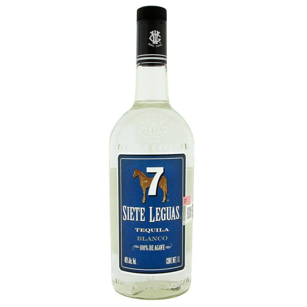 高清 桌布 壁紙 — 一瓶透明的Siete Leguas Blanco龍舌蘭酒，帶有藍色標籤，白色背景上有一匹馬和數字七。