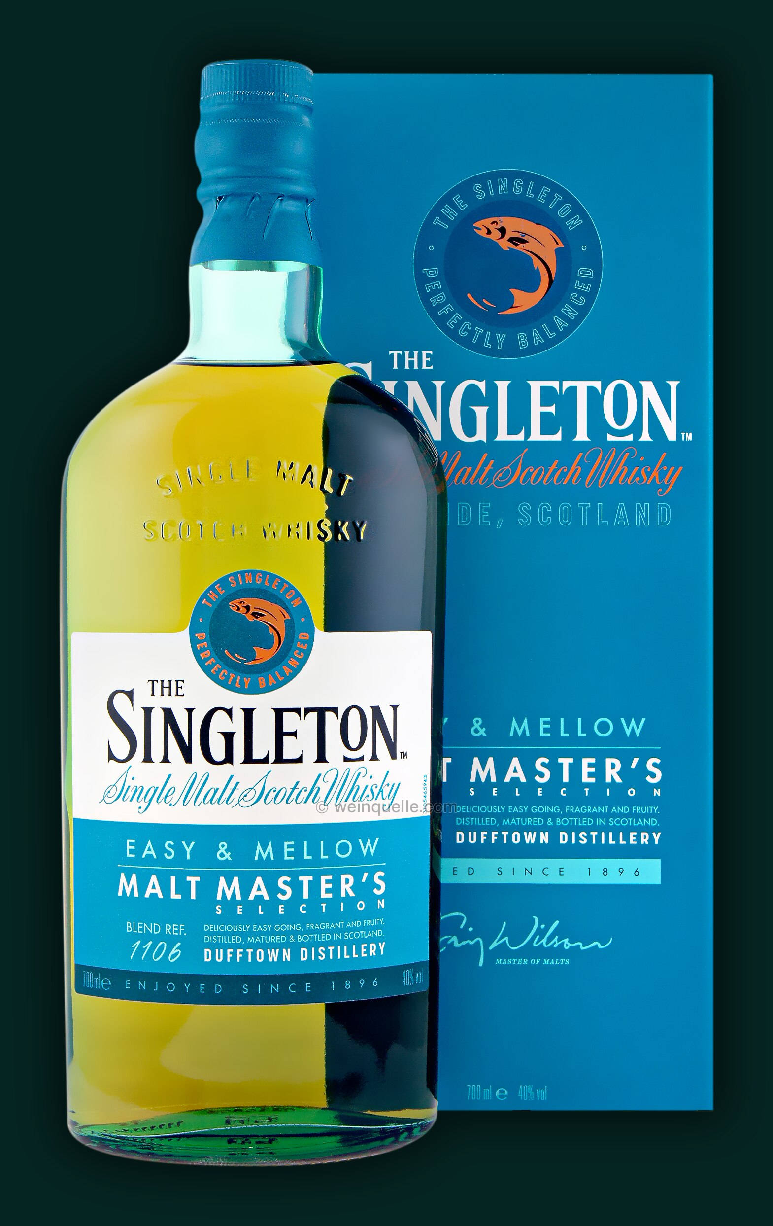 bottle 桌布 壁紙 — 一瓶透明的The Singleton單一麥芽蘇格蘭威士忌玻璃瓶，帶有藍色瓶蓋和標籤，旁邊是其藍色盒子，背景為深綠色。