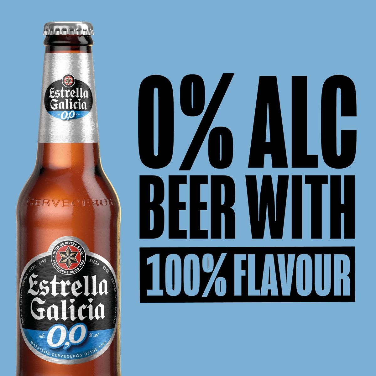 alcohol 桌布 壁紙 — 一瓶透明的棕色Estrella Galicia 0.0無酒精啤酒，立在純藍色背景前，粗體文字宣稱0%酒精、100%風味。