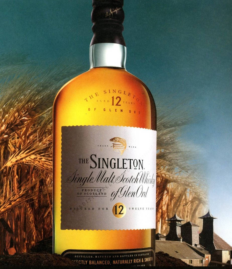 bottle 桌布 壁紙 — 一瓶金色的The Singleton 12年單一麥芽蘇格蘭威士忌，以小麥田和蒸餾廠為背景，在青綠色的天空下顯得格外突出。