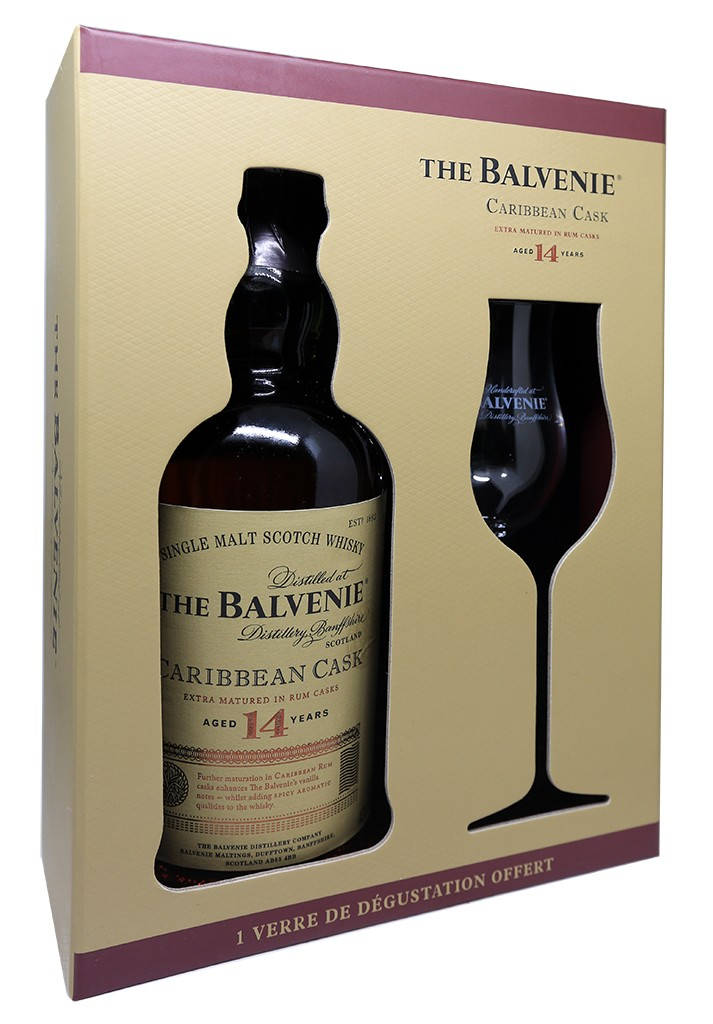 Drink 桌布 壁紙 — 一瓶高級The Balvenie 14年加勒比海桶威士忌和品酒杯，優雅地展示在米色和酒紅色的禮盒中。