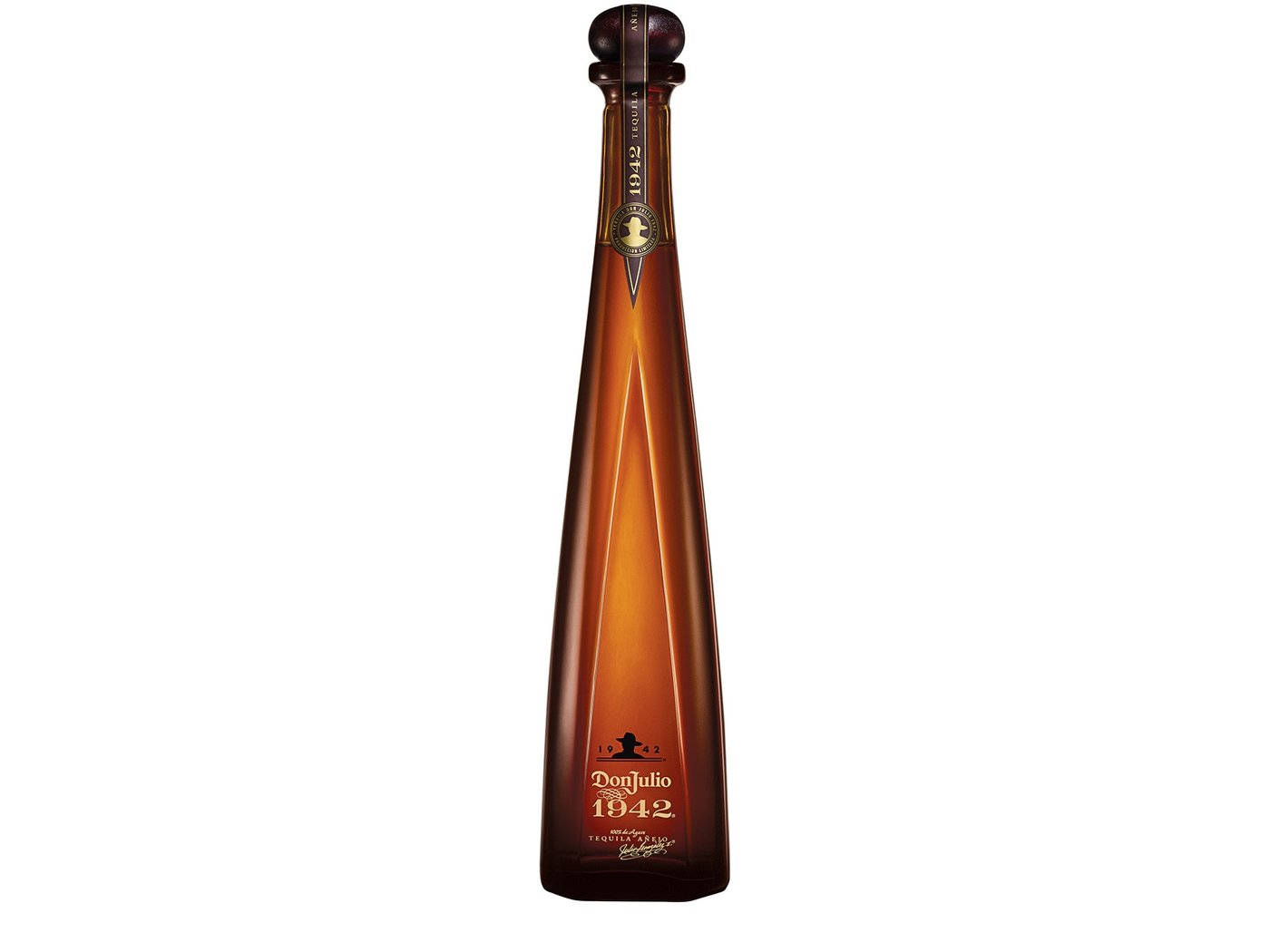 bottle 桌布 壁紙 — 一瓶高高的琥珀色玻璃瓶 Don Julio 1942 龍舌蘭酒，孤立在純白色背景前。