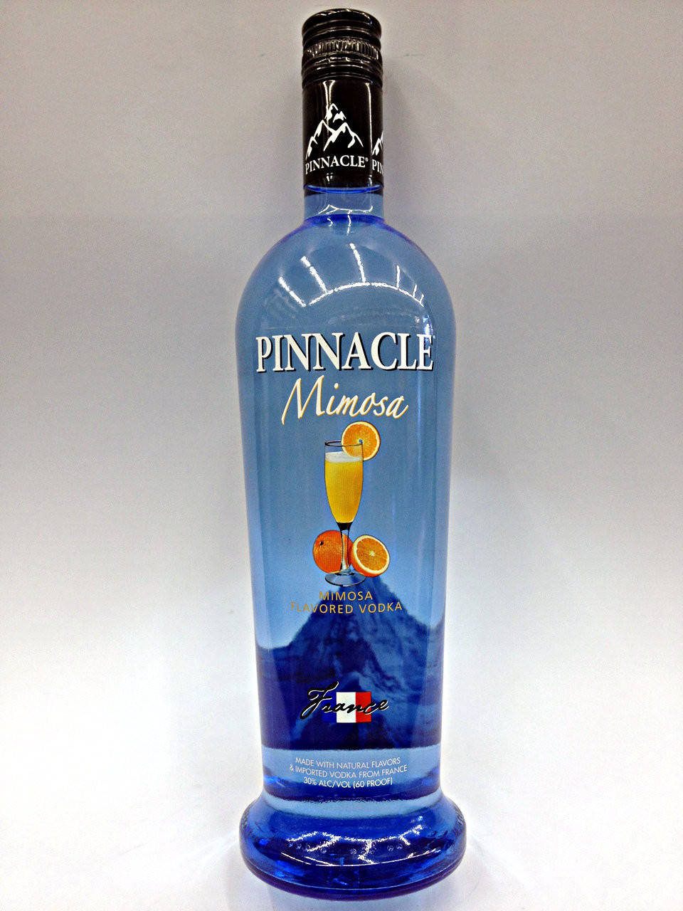 bottle 桌布 壁紙 — 一瓶高高的藍色 Pinnacle Mimosa 口味伏特加酒，站在純白色背景前，帶有含羞草雞尾酒和柳橙的圖案。