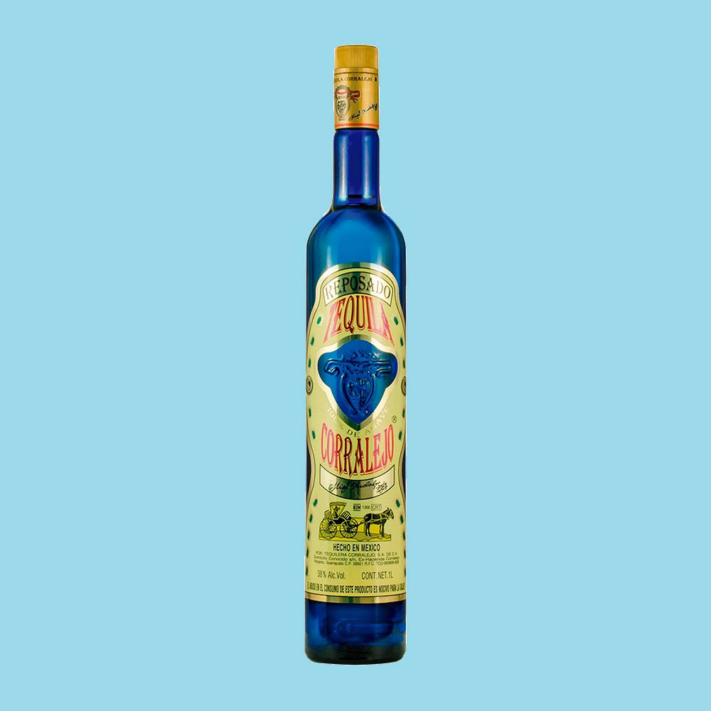 bottle 桌布 壁紙 — 一瓶鮮豔的藍色 Corralejo Reposado Tequila 酒瓶，居中放置在純淺藍色背景上。