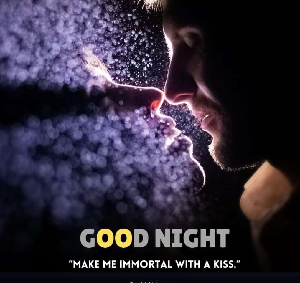 Goodnight Kiss 桌布 壁紙 — 一男一女以剪影形式親吻，發光的紫色粒子在他們之間旋轉，背景為深色。