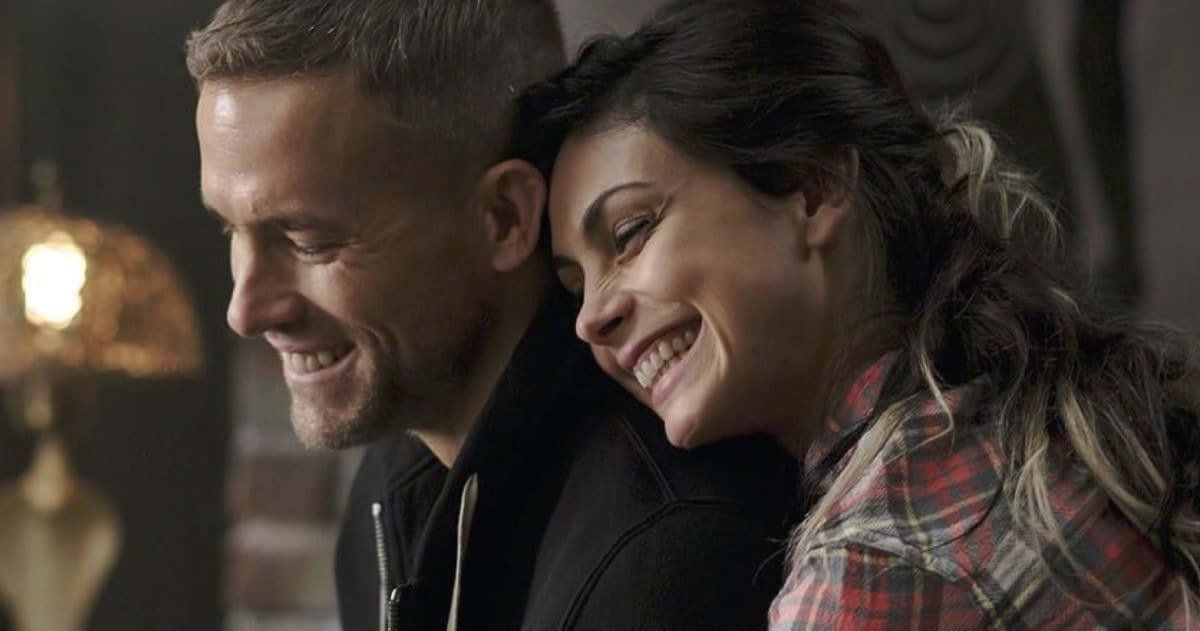 Deadpool And Vanessa 桌布 壁紙 — 一男一女分享快樂時刻，在舒適的室內環境中互相依靠，溫暖地微笑。