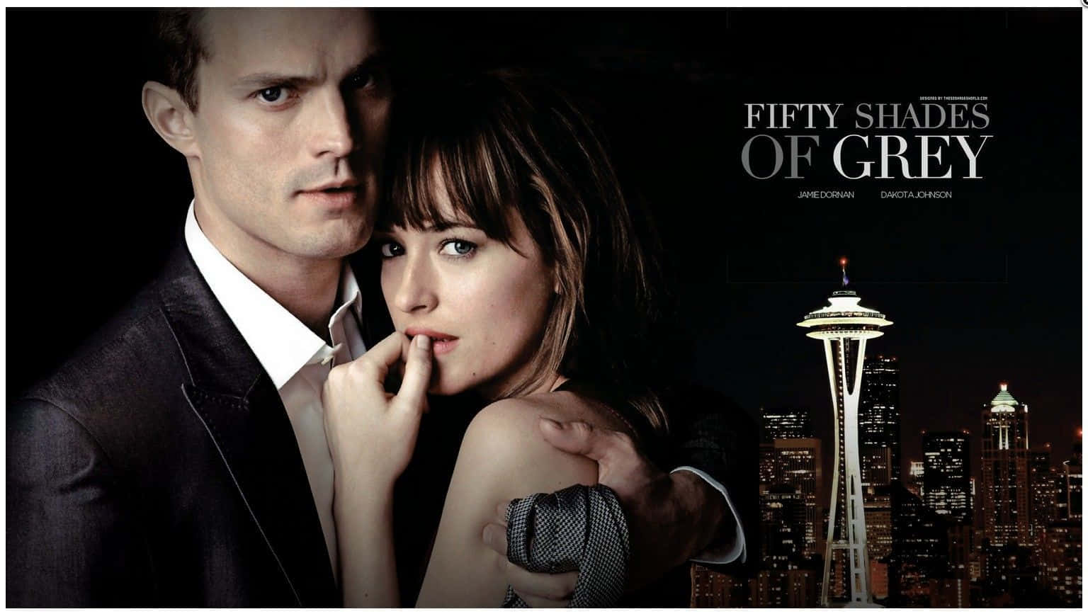 jamie dornan 桌布 壁紙 — 一男一女在夜晚的西雅圖天際線（包括太空針塔）前親密擺姿勢。