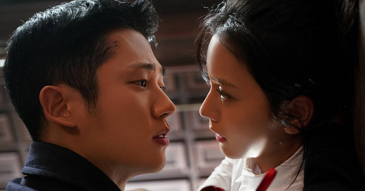 drama 桌布 壁紙 — 一男一女在昏暗的房間內面對面，表情充滿強烈情感。