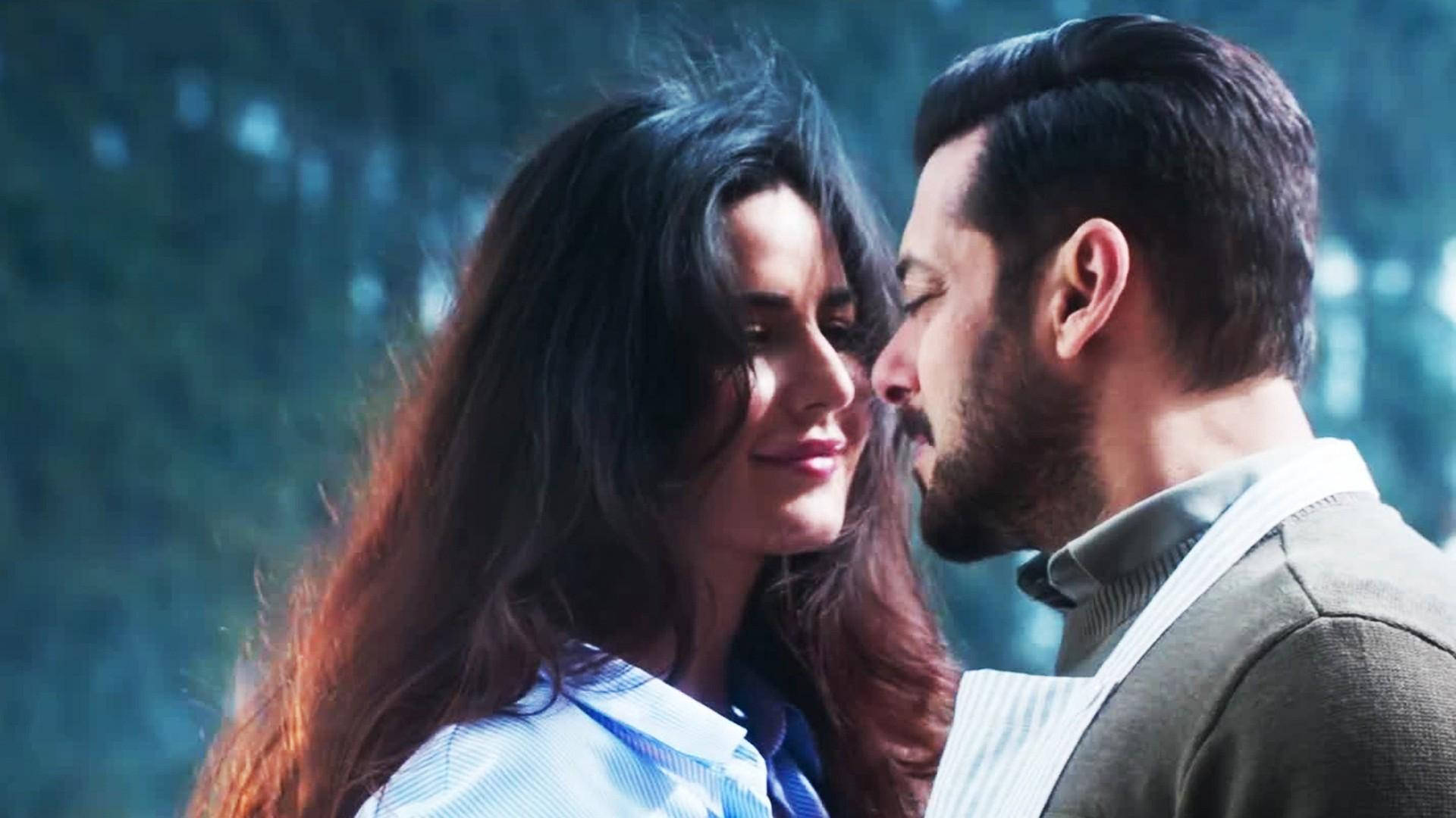 salman khan HD 桌布 壁紙 — 一男一女在柔和光線的森林空地中溫柔地互相凝視，後面是模糊的綠色植物。
