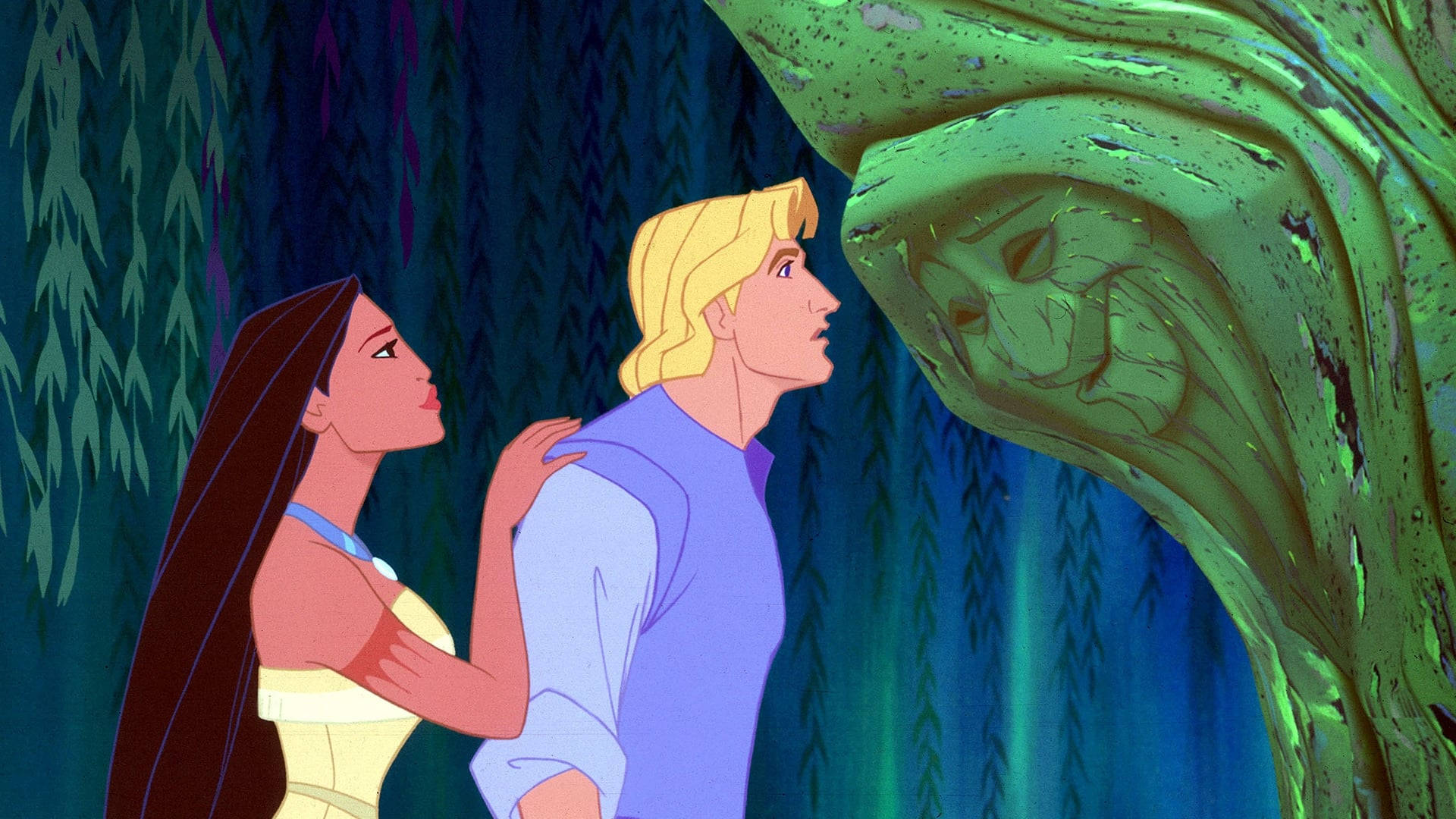 Pocahontas 桌布 壁紙 — 一男一女在黑暗的魔法森林中，敬畏地站在一個發光的綠色樹靈面前。