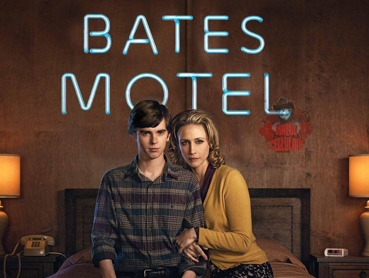 演員 桌布 壁紙 — 一男一女坐在床上，床的上方是發光的藍色霓虹 Bates Motel 標誌，房間光線昏暗，配有復古燈具。