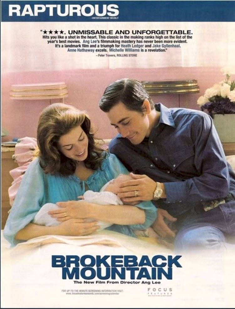 brokeback mountain 桌布 壁紙 — 一男一女穿著1960年代服裝，在柔和光線的臥室中，粉紅色牆壁和花卉裝飾下，溫柔地抱著一個新生嬰兒。