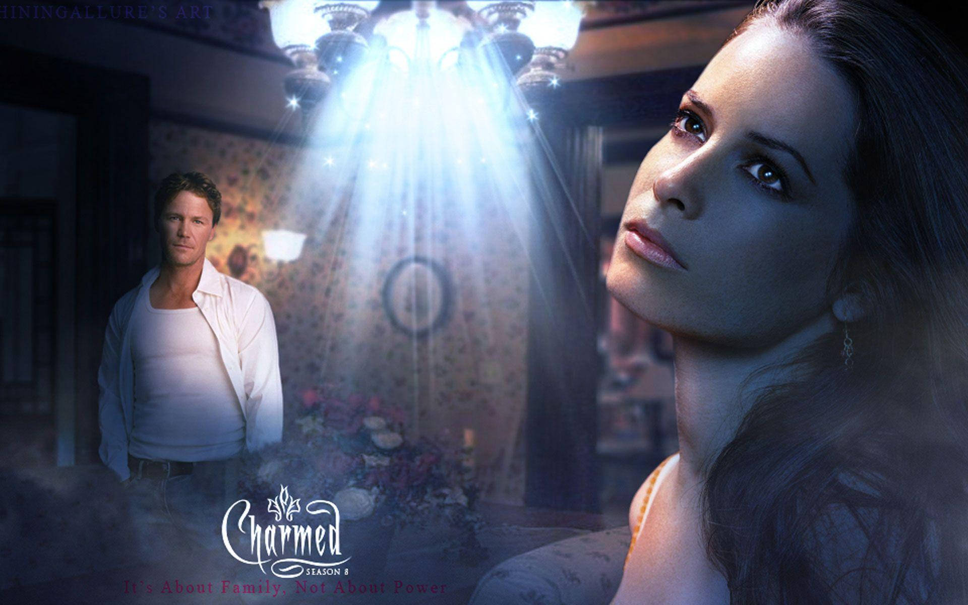 charmed 桌布 壁紙 — 一男一女站在昏暗的房間中，被吊燈戲劇性的藍光照亮，節目名稱「Charmed」清晰可見。