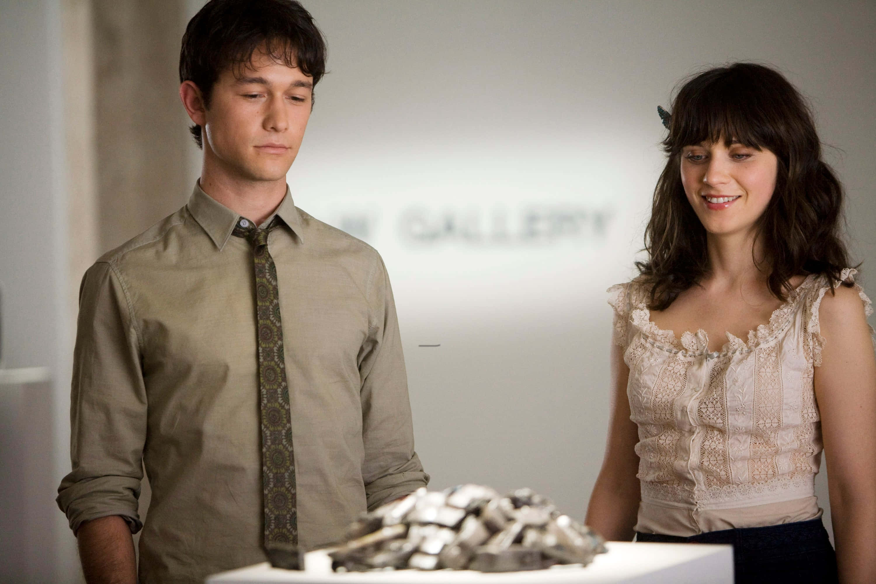 500 Days Of Summer 桌布 壁紙 — 一男一女站在畫廊中，專注地觀察一件金屬雕塑。