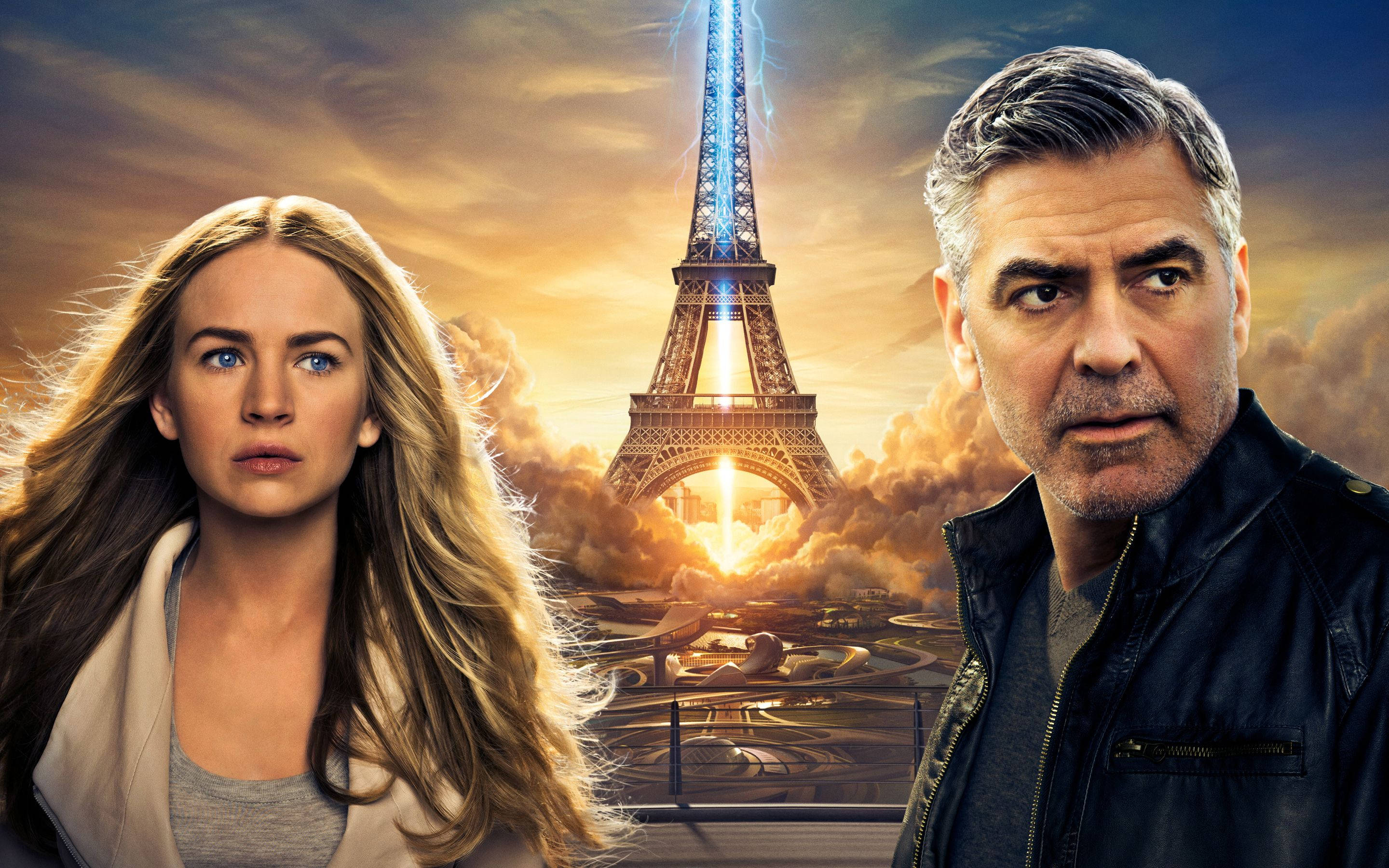 Tomorrowland Movie 桌布 壁紙 — 一男一女站在發光的艾菲爾鐵塔前，鐵塔在戲劇性的日落天空背景下發出閃電。