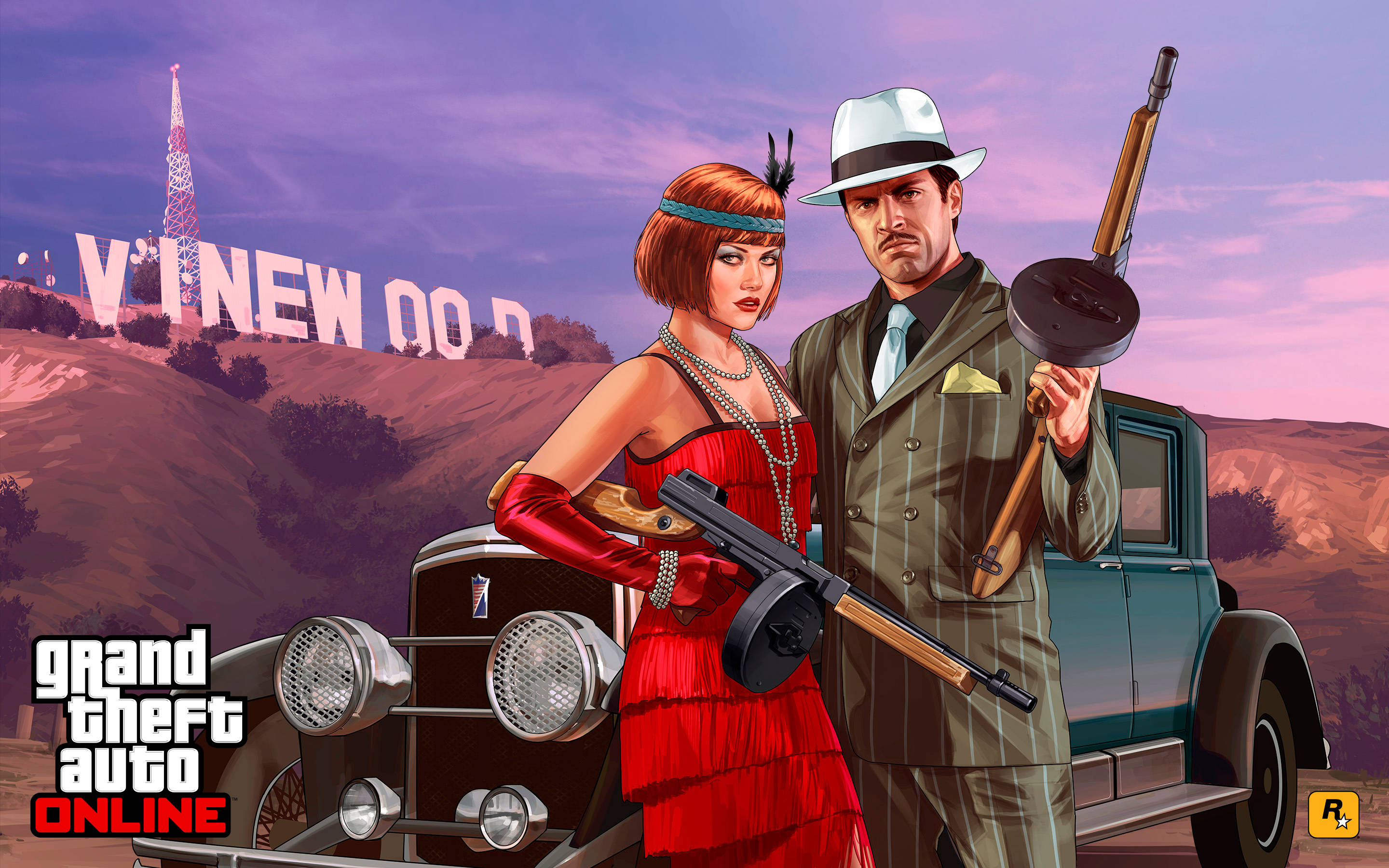 Gta 桌布 壁紙 — 一男一女身穿1920年代黑幫服裝，手持武器，站在經典汽車旁，背景是黃昏時分的好萊塢標誌。