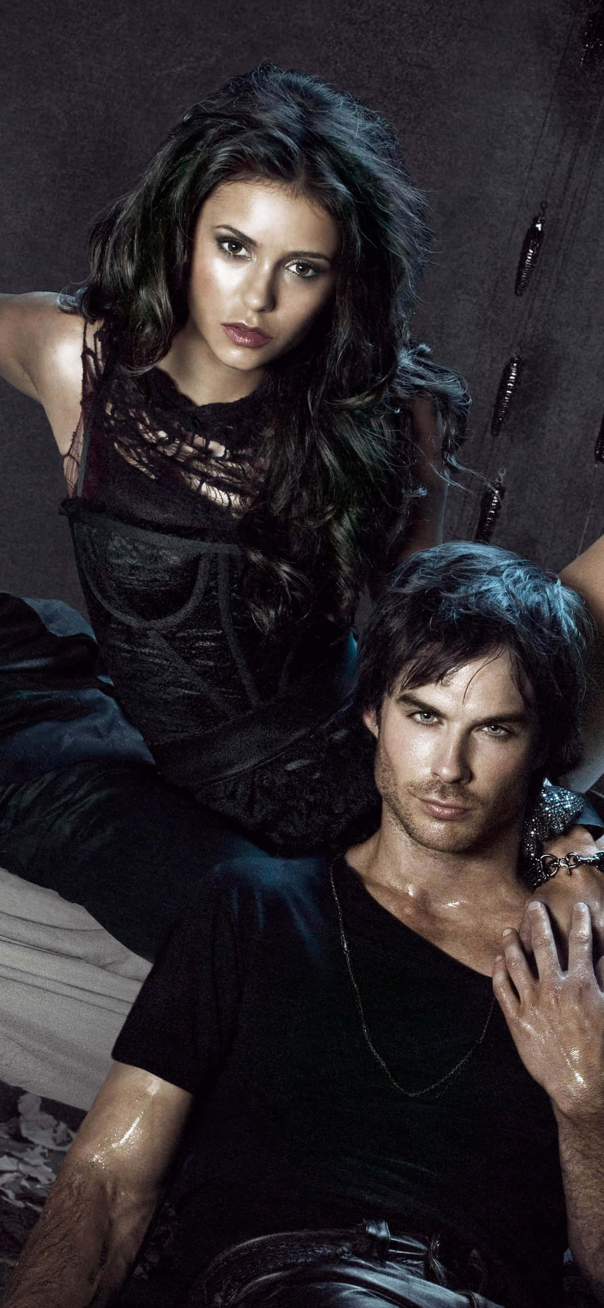 Vampire Diaries Desktop 桌布 壁紙 — 一男一女身穿暗黑哥德式服裝，在陰影質感牆前以戲劇性燈光強烈擺姿勢。