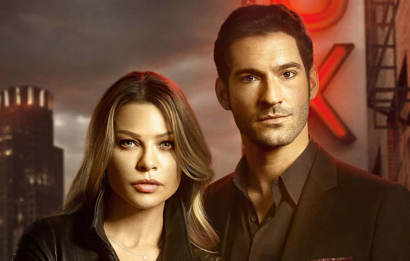 Lauren German 桌布 壁紙 — 一男一女身穿深色服裝，站在充滿氛圍感的城市背景前，背景有發光的紅色霓虹燈招牌和摩天大樓，天空風起雲湧。