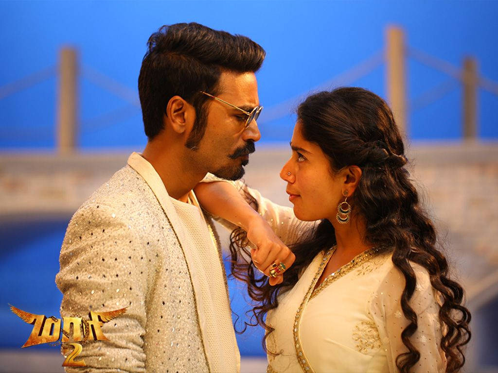 Bollywood HD 桌布 壁紙 — 一男一女身穿白色傳統服飾，在藍色橋樑背景下分享一個親密而強烈的瞬間。