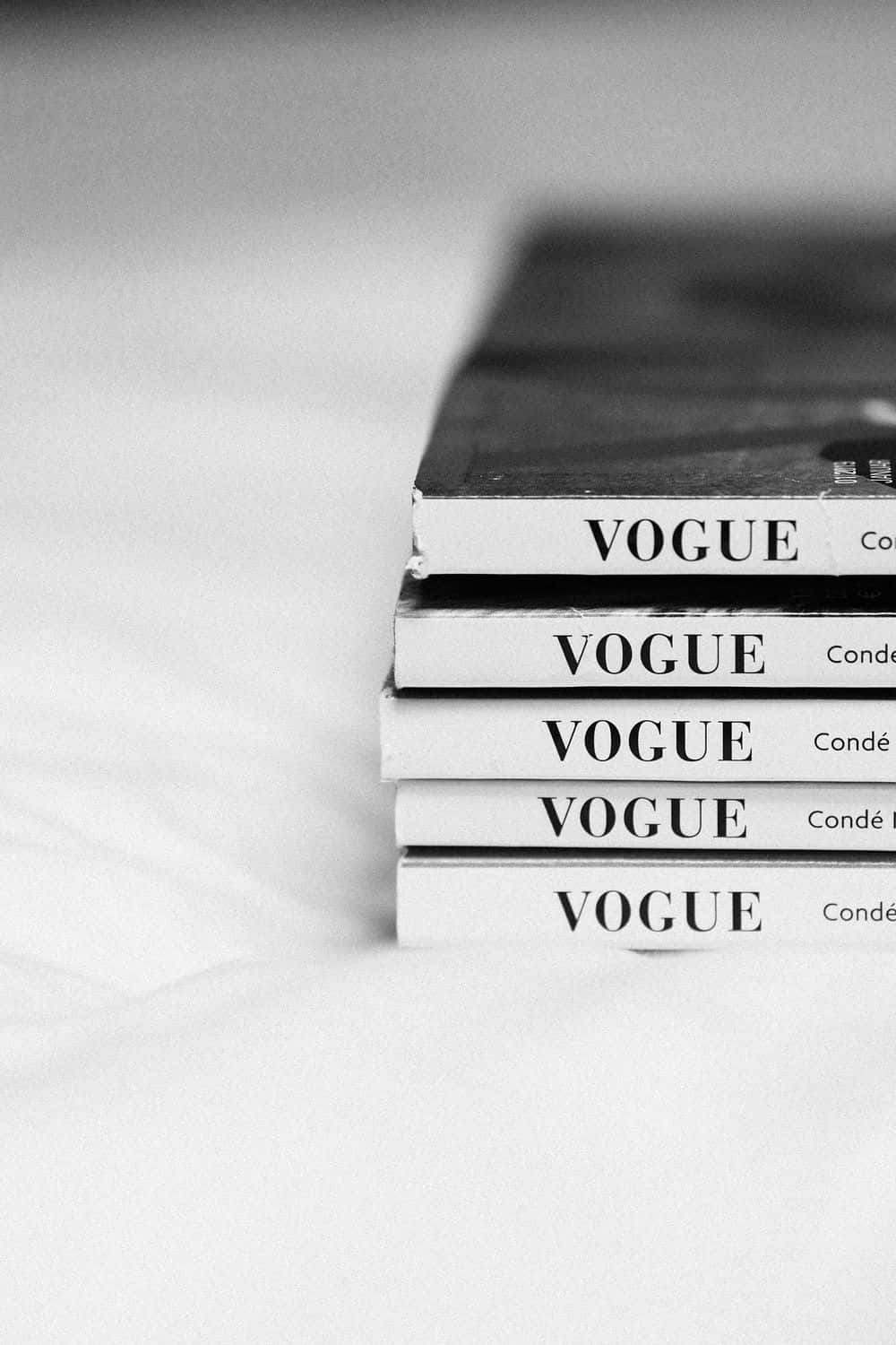 雜誌 桌布 壁紙 — 一疊單色Vogue雜誌放在柔軟的白色表面上，景深較淺。