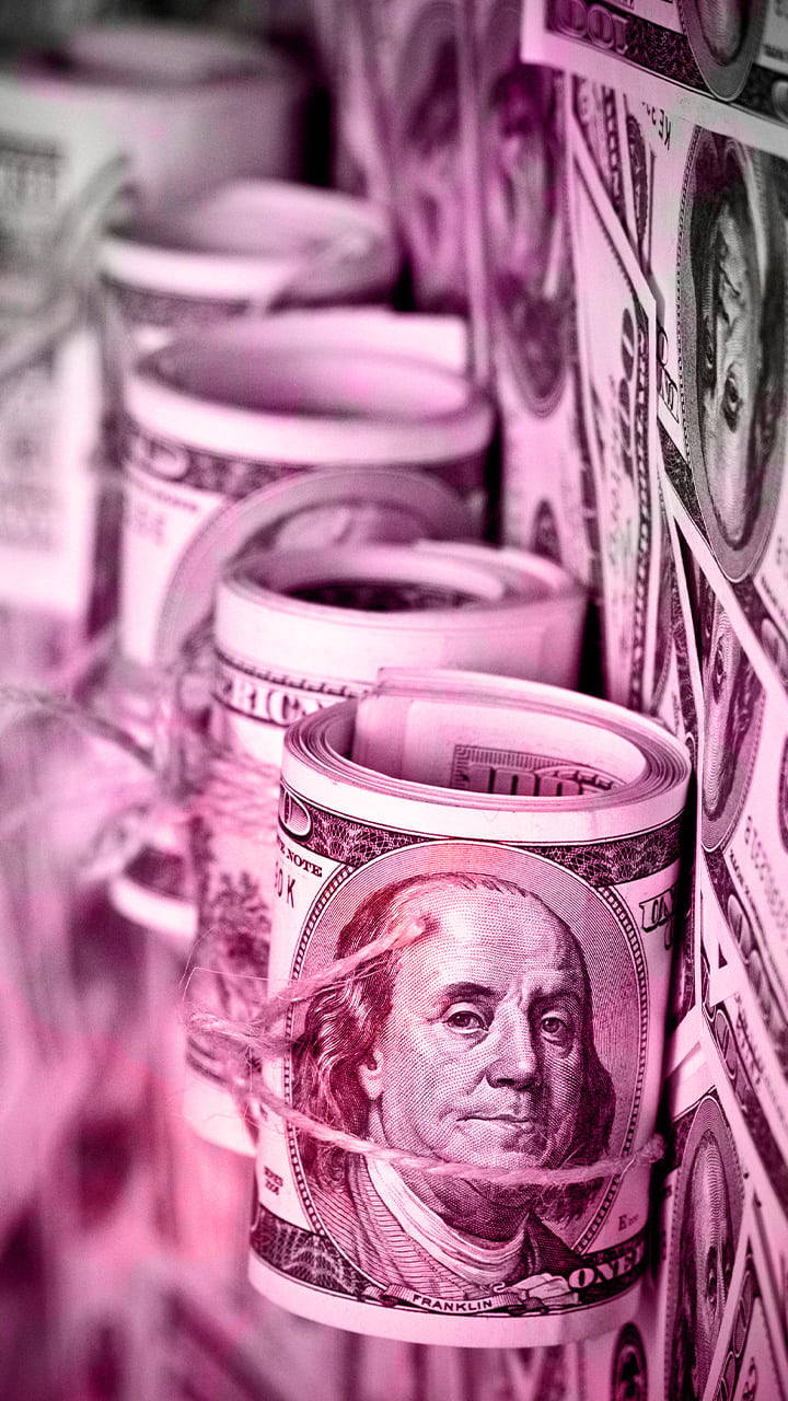 money iPhone 桌布 壁紙 — 一疊疊充滿活力的粉紅色調美國一美元鈔票，創造出視覺上引人注目的金融主題。