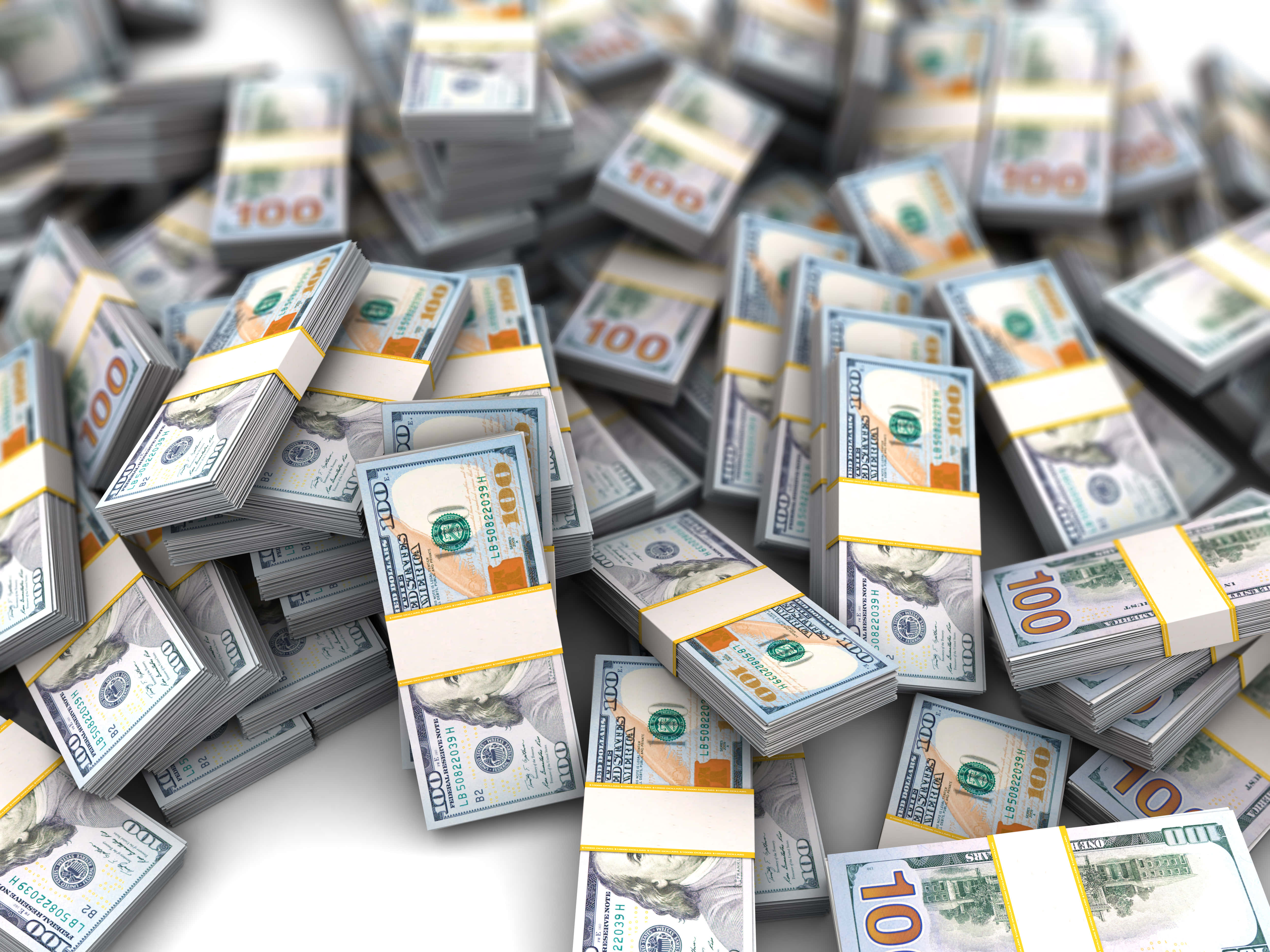 Money 桌布 壁紙 — 一疊疊捆紮好的百元美鈔在明亮的白色表面上混亂地堆積溢出。