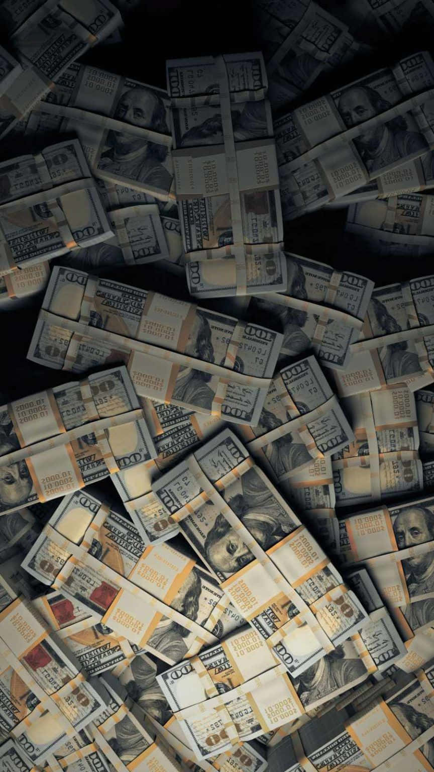 Rich 桌布 壁紙 — 一疊疊捆紮好的百元美鈔在昏暗燈光下雜亂地堆疊。